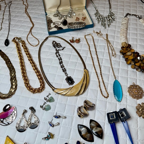 Lot Of 128 VINTAGE TO NOW JEWELRY w/ Marked Pieces Necklaces Earrings,etc HUGE - Picture 3 of 12